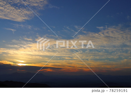 夕日と雲と山地 78259191