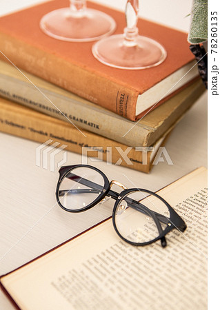 洋書と眼鏡のアンティークなイメージの素材画像 洋書と眼鏡のアンティークなイメージの素材画像 78260135