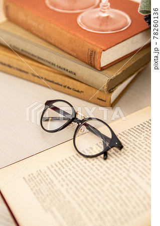 洋書と眼鏡のアンティークなイメージの素材画像 洋書と眼鏡のアンティークなイメージの素材画像 78260136
