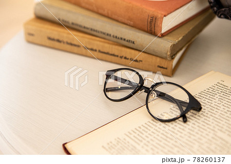 洋書と眼鏡のアンティークなイメージの素材画像 78260137