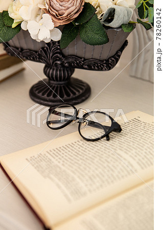 洋書と眼鏡のアンティークなイメージの素材画像 洋書と眼鏡のアンティークなイメージの素材画像 78260142