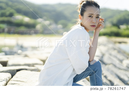 海にいる女性 海にいる女性 78261747