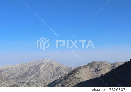 雪の日の晴天 78263074