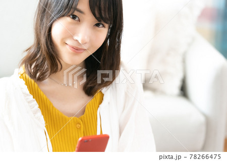 スマホを見る女性 78266475