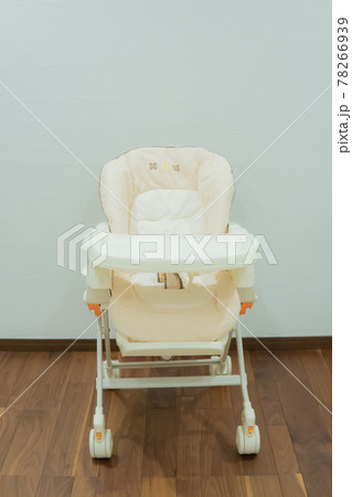 子育てで使うハイローチェア 78266939