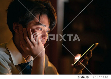 ビジネスマン　若い男性　スマホ　夜 78267338