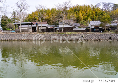 島根県松江市　松江城の堀川めぐり　武家屋敷の横を通り過ぎる船からの眺め 78267404