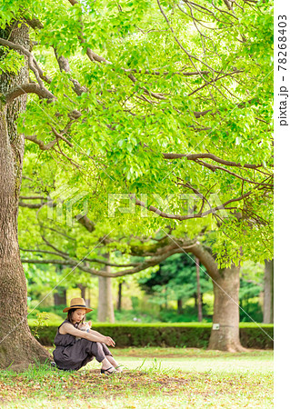 愛犬と木陰に座る若い女性 柏の葉公園 愛犬と木陰に座る若い女性 柏の葉公園 78268403