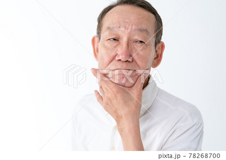 顎を触るシニア男性 78268700