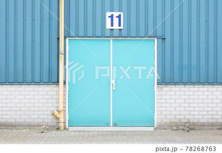 Old steel double doors 78268763