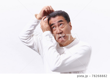 ヘアケアに悩むシニア男性 ヘアケアに悩むシニア男性 78268882