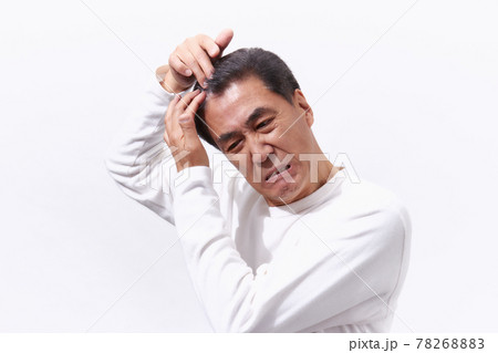 ヘアケアに悩むシニア男性 ヘアケアに悩むシニア男性 78268883