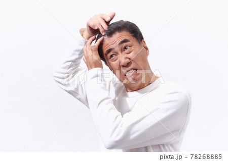 ヘアケアに悩むシニア男性 ヘアケアに悩むシニア男性 78268885
