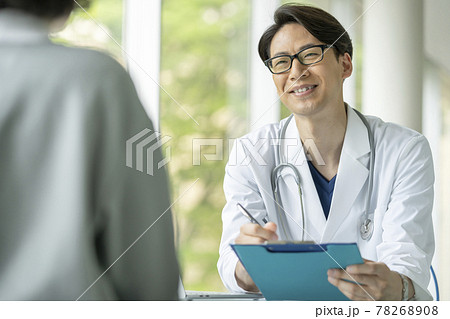笑顔で診察する男性医師 78268908