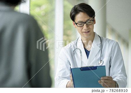 診察中の男性医師 78268910
