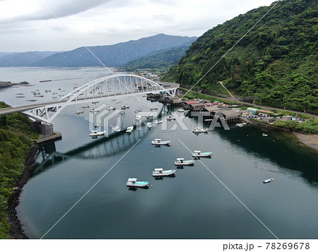 牛根大橋と牛根麓の漁港の空撮 牛根大橋と牛根麓の漁港の空撮 78269678