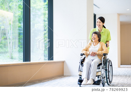 介護施設の高齢者とスタッフ　撮影協力「LINK FOREST」 78269923