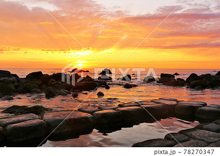 北海道　水無海浜温泉と夜明けの太陽 78270347