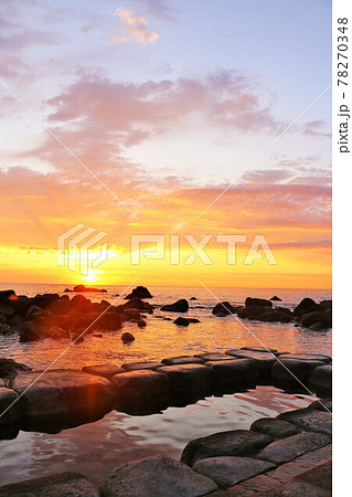 北海道　水無海浜温泉と夜明けの太陽 78270348