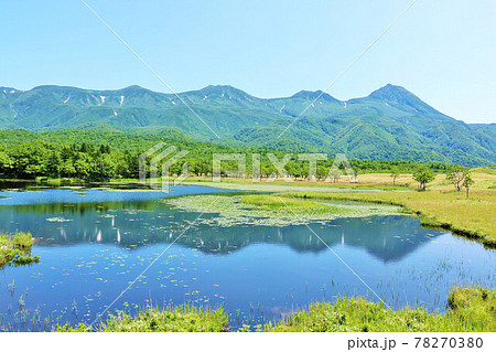 北海道　夏の青空と知床風景 78270380