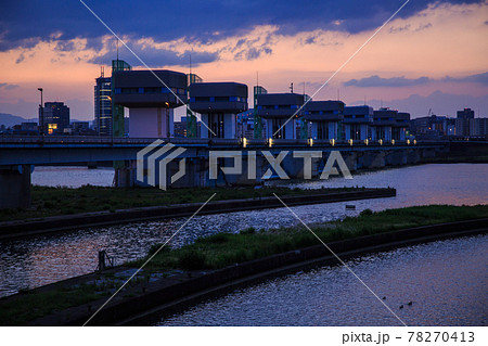淀川大堰と河川敷公園の夕景 78270413