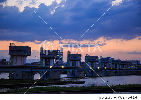 淀川大堰と河川敷公園の夕景 78270414