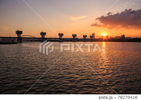 淀川大堰と河川敷公園の夕景 78270416