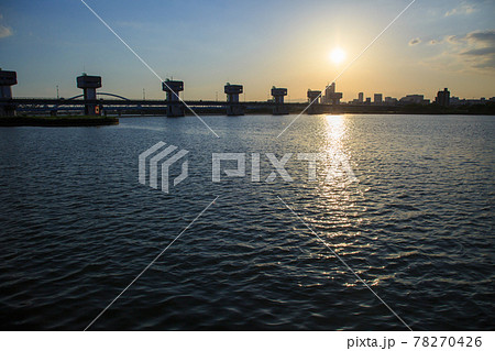 淀川大堰と河川敷公園の夕景 78270426