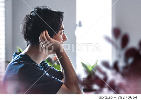 屋内の20-30代の男性 78270664