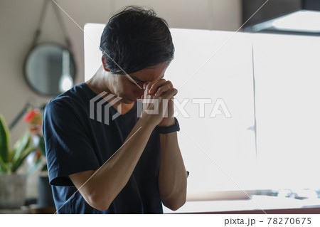 屋内の20-30代の男性 78270675