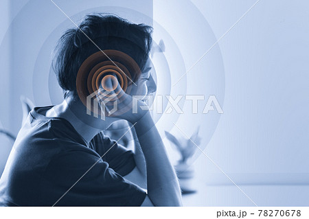 屋内の20-30代の男性 78270678