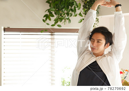 屋内の20-30代の男性 78270692
