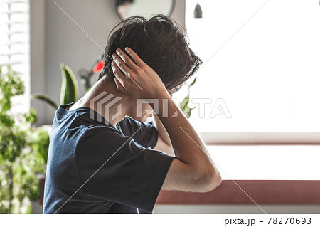 屋内の20-30代の男性 78270693