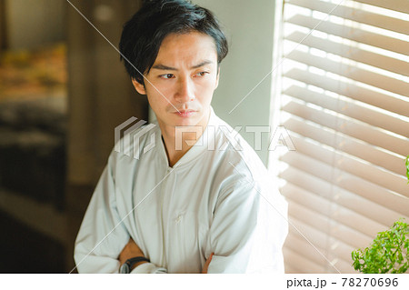 屋内の20-30代の男性 屋内の20-30代の男性 78270696