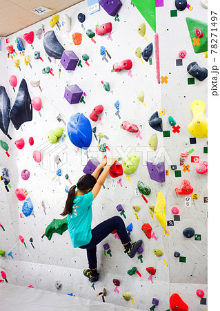 《ボルダリングスタジオ》 ボルタリングをトライする子供 78271497
