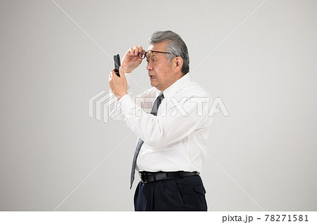 ビジネスマン スマホ シニア 老眼 ビジネスマン スマホ シニア 老眼 78271581