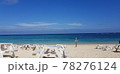 青空の下の白い砂浜ビーチ 78276124