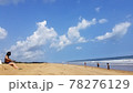 砂浜でギターをひく女性 78276129