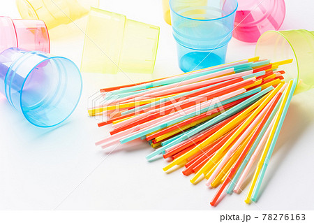 カラフルなプラスチック製ストロー 78276163