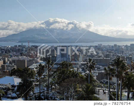 積雪の鹿児島市街地の空撮 78276754