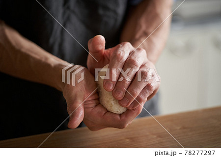 おにぎりを握る男性 78277297