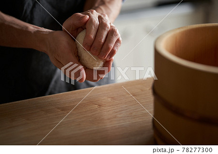 おにぎりを握る男性 おにぎりを握る男性 78277300