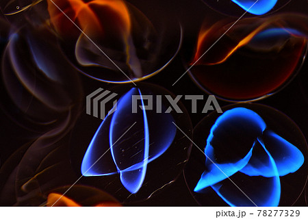 抽象背景 黒背景に光のグラデーション模様のイラスト素材