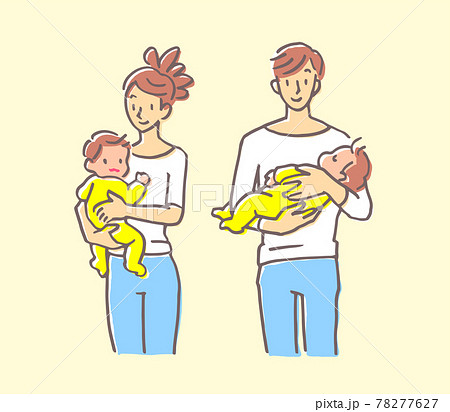 赤ちゃんを抱っこする夫婦 78277627