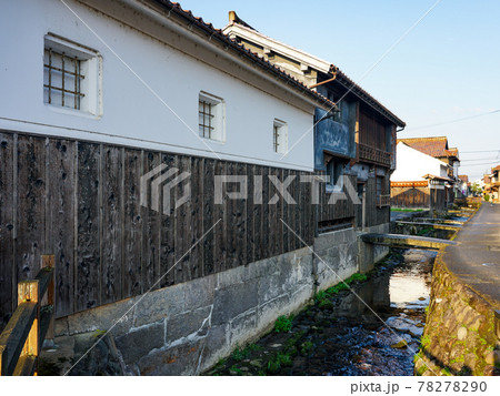 晴れた日の早朝、倉吉白壁土蔵群の街並み（倉吉市打吹玉川伝統的建造物群保存地区） 78278290