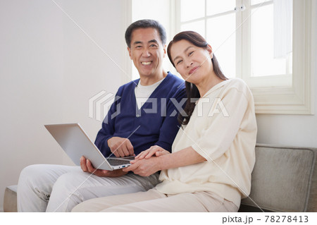 リビングでくつろぐシニアの夫婦 78278413