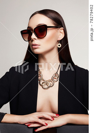 Beautiful sexy woman in sunglasses and jewelry Beautiful sexy woman in sunglasses and jewelry 78279402