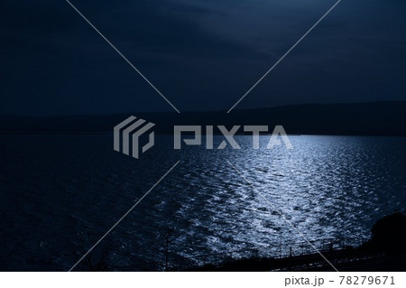 有明海の夜の水面に映る月明り 有明海の夜の水面に映る月明り 78279671