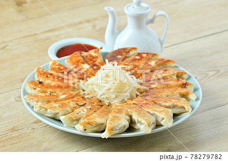 餃子、ぎょうざ、ギョーザ、浜松餃子、円形盛り付け、茹でもやし添え。 78279782