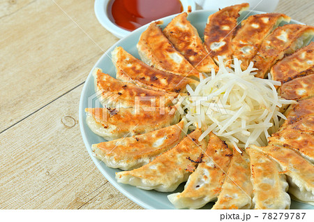 餃子、ぎょうざ、ギョーザ、浜松餃子、円形盛り付け、茹でもやし添え。 78279787